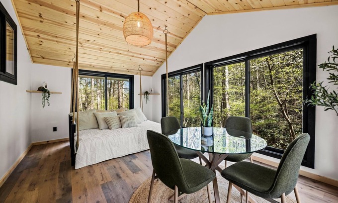 Rocky Grove Cabin | NEW! The Greenhouse Walk to Trailhead