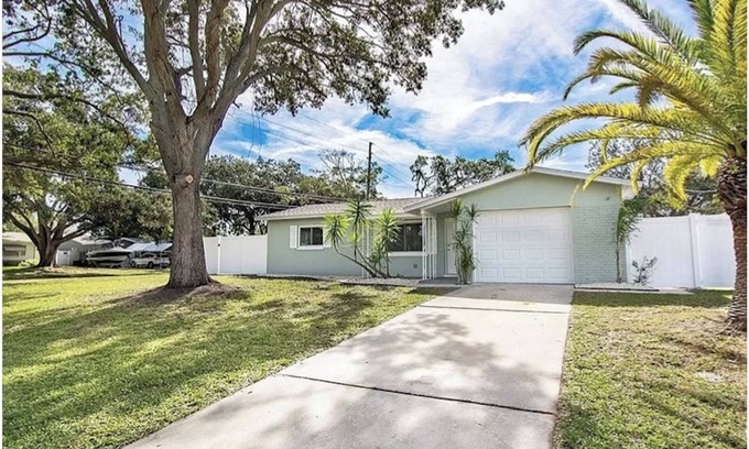 Anona House | NEW! The Seafoam Bungalow - close to beaches!