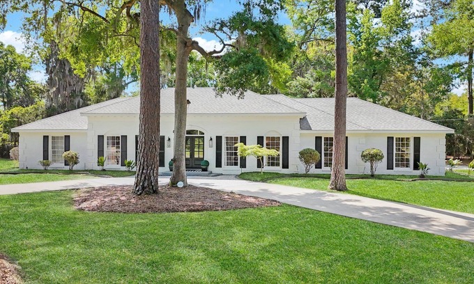 Beaufort House | NEW! The White House, w/2 King Ensuites close to Parris Island and Downtown