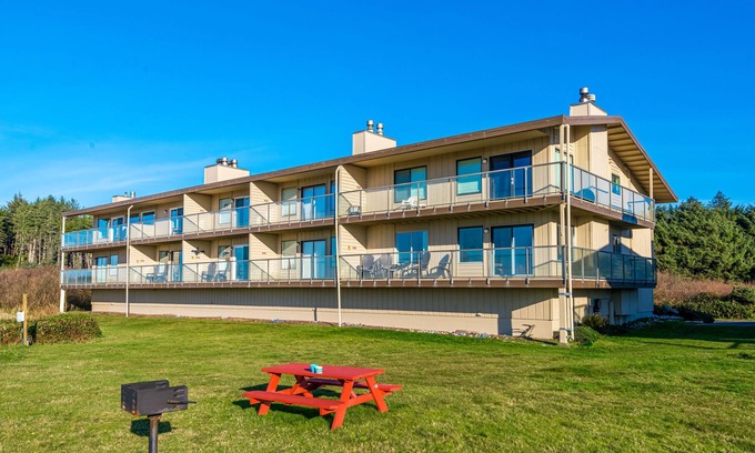 Moclips Condo | NEW: Top Floor Condo with Amazing Ocean Views