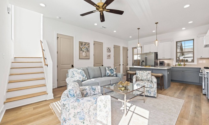 Lafayette House | -NEW- Townhome - River Ranch - King Bed - A+ Location.