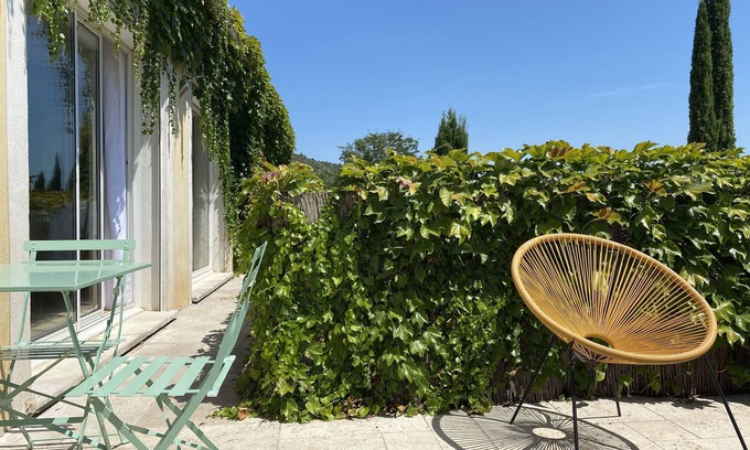 Merindol House | NEW: Townhouse with garden & private pool