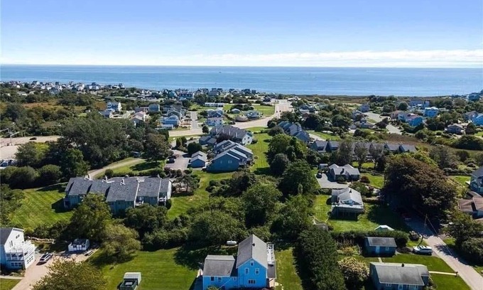 Narragansett House | NEW! Updated rare 9 bedroom, sleeps 18-20 & short walk to Roger Wheeler Beach!