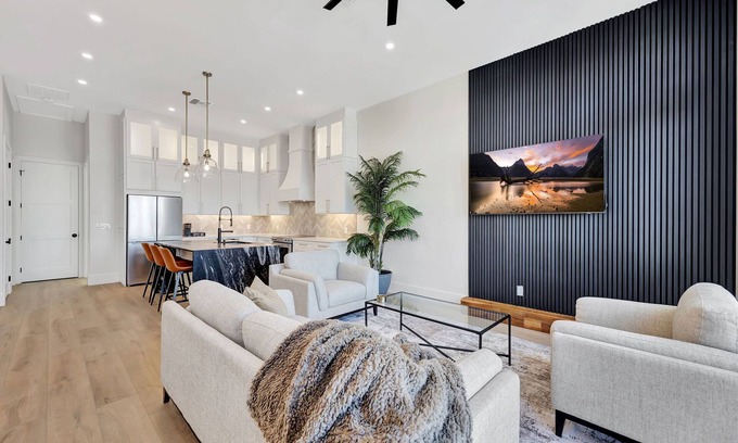 Dunedin House | New Upscale Retreat Downtown Dunedin w/Balcony! Sleeps 4