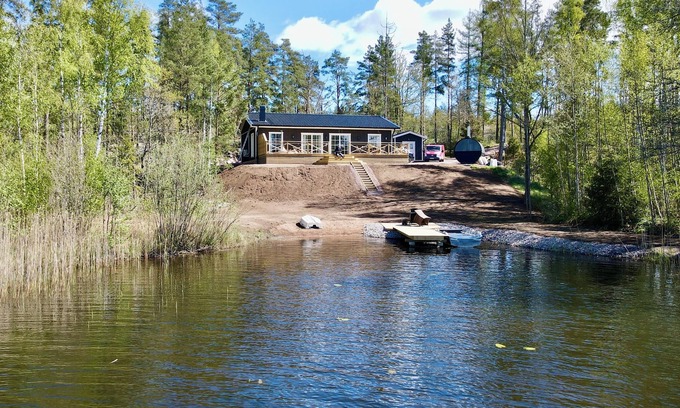 Hultsfred House | New vacation home in Småland directly on the lake with boat, sauna, wooden hot tub and much more.