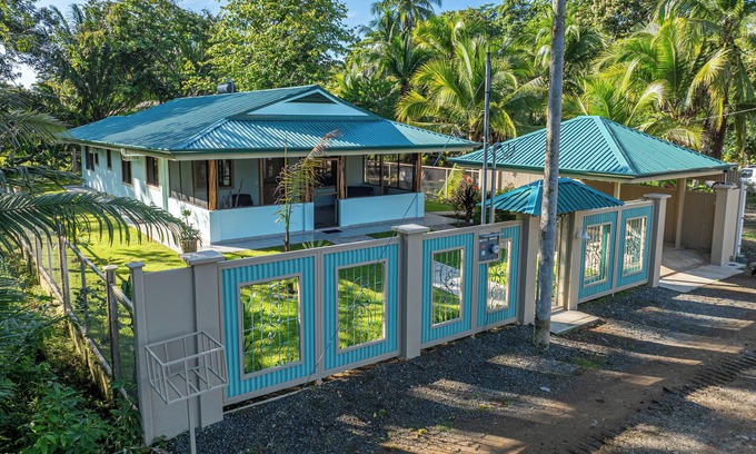 Playa Matapalo House | New Villa! well-appointed home-3 min walk to beach, near Manuel Antonio Quepos