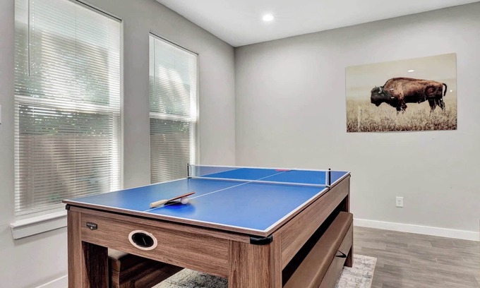 Waxahachie House | New*Waxahachie Walk Up, 8PPL. 1 Mi DWTN, 10 Min Nolan University+BS&W. Book Now!