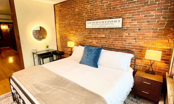Newburyport Apartment | Newburyport Flat Downtown Living King Bed