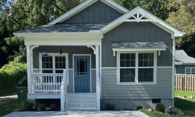 Hendersonville House | Newer home in historic Hendersonville. Near Asheville and Blue Ridge Parkway!