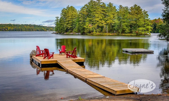 Seguin Cottage | Newly renovated, 4 + 1 bdrm, 2 bath, Turtle Lake, Sand Beach, Privacy!