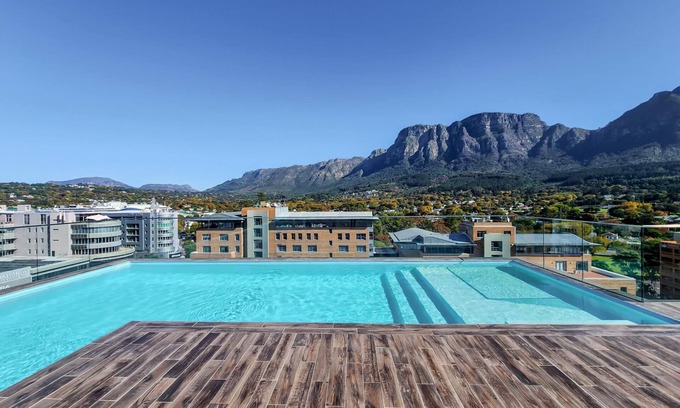 Claremont Apartment | Newlands Peak Modern 1BR - Pool & Gym & Workspaces