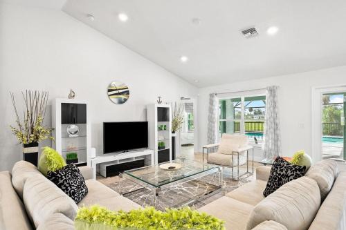 Oakland Hills House | Newley Built Heated Pool Golf course Views