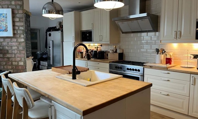 St. Leonard's House | Newly Added- Very comfortable, Cosy decorated 4-bed London home / Good Transport