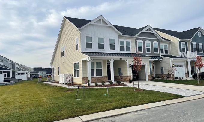 Long Neck House | Newly built end unit townhouse with Pond views in The Peninsula!