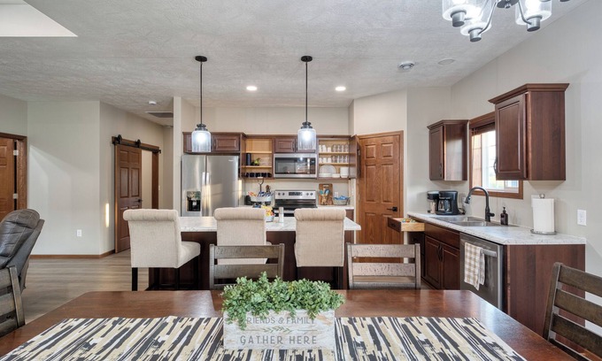 Sioux Falls House | Newly built in May 2025 near golf course! One king room for two guests