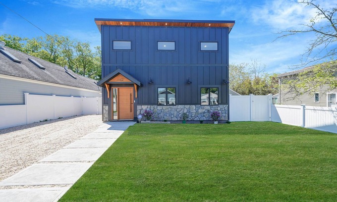Greenport House | Newly Constructed 3-bedroom Modern Farmhouse - walk to Greenport Village!