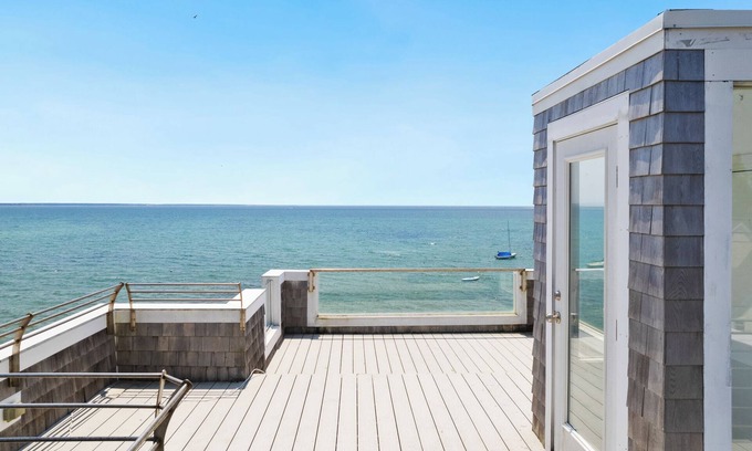 Commercial Street House | Newly Refreshed and Furnished Modern Beachfront Home in the East End - Sleeps 6!