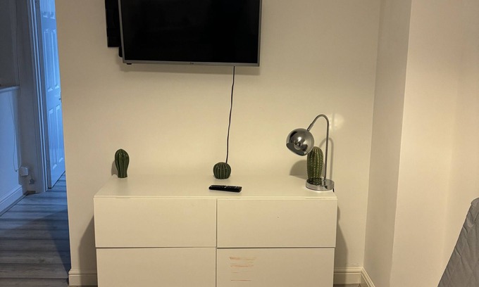 Luton Apartment | Newly refurbished 1 bed flat 7 mins from Luton airport