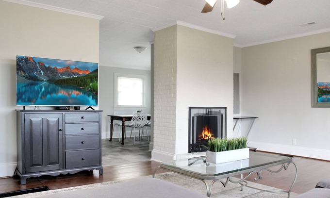 Marion House | Newly remodeled 2 bedroom minutes to downtown Marion