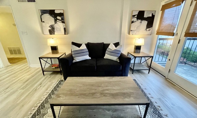 Downtown Knoxville Condo | Newly Remodeled 2 BR/2BTH Condo- 5 mins from UT Medical & Fort Sanders Regional