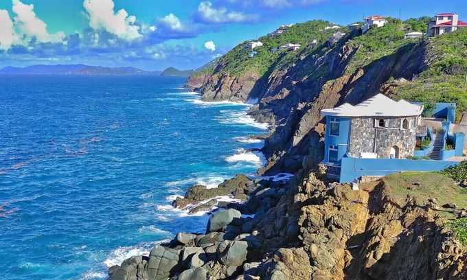 Peterborg Villa | Newly remodeled 4br cliffside with dramatic views!