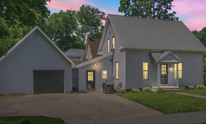 Boyne City House | newly remodeled addition to our program|0.7 miles to downtown |2bed|1.5 bath