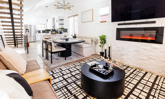 Highland House | Newly Remodeled Downtown Loft – Free Parking, Pet-Friendly, 5 Bds, Fully Stocked