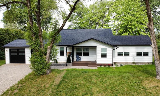 Traverse City House | ✵ Newly Remodeled Lovely 4BDR Retreat ➠ 3191