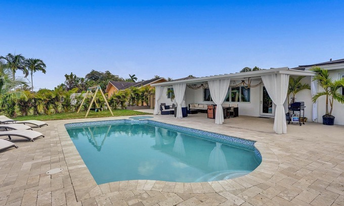 Fort Lauderdale House | Newly remodeled!*WATER FRONT*KING BEDS* HEATED POOL/2 MASTER BEDROOM*POOL TABLE!