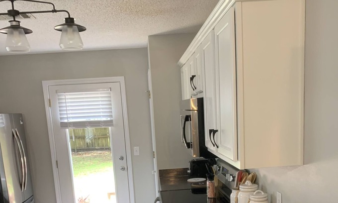 Wright House | Newly Renovated Townhouse, 12 min from the beach!