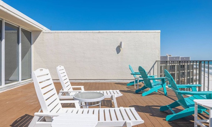 Panama City Beach Apartment | *NEWLY RENOVATED* Penthouse 3bd/3ba FREE beach chairs/tennis/pickleball/fitness