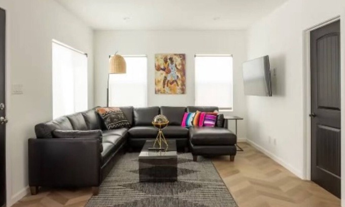 Los Angeles House | NEWLY Renovated- 2bed/1bath!