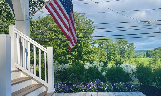 Deerfield House | Newly renovated 3bedroom 2bath house near Deerfield Academy Behmis, Eagle Brook