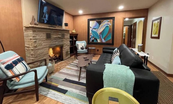 Aksarben - Elmwood Park House | *Newly* Renovated 3min UNMC; 10min Downtown & Zoo