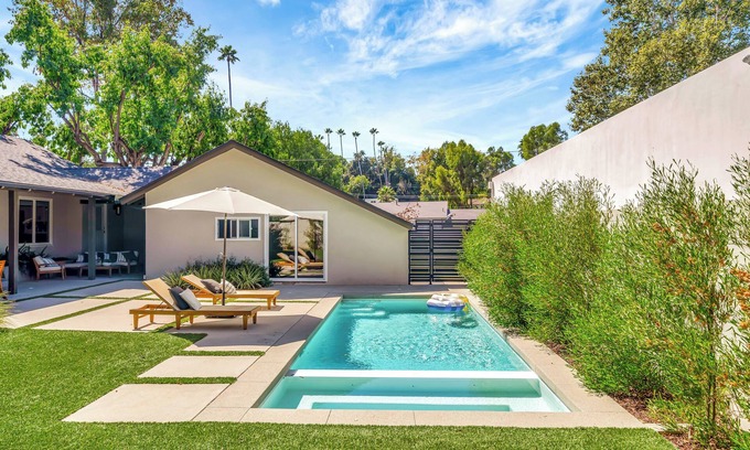 Woodland Hills House | Newly Renovated 4BR House W/Pool+Spa & Central!