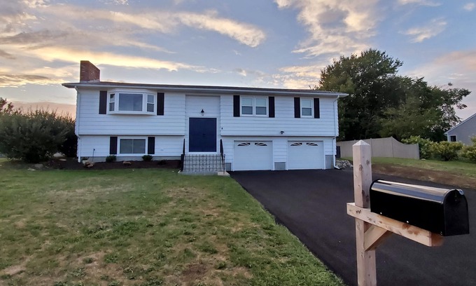 Eastward Look House | Newly renovated! 5 bedroom 2 bath home woth AC and walk to water