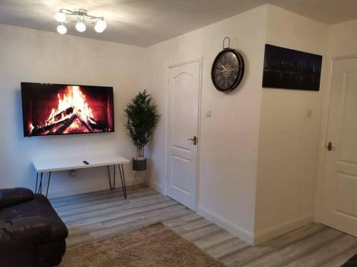 Wellingborough Apartment | Newly Renovated Cosy 1 bed flat, 4 minutes walk to Town Centre, 3 minutes walk to the train station, Free parking, Modern, fresh and spacious living room, Netflix ready smart TV, Wifi