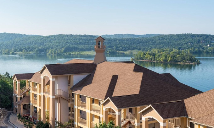 Hollister Resort | Newly Renovated! Cozy Condo at Table Rock Lake-Indoor & Outdoor Pools, Mini Golf