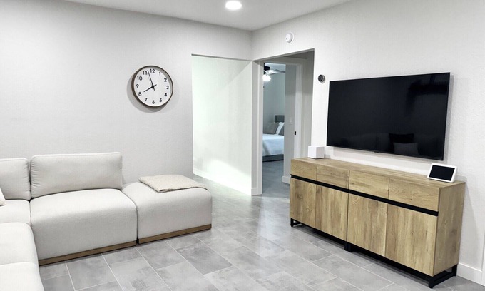 Wellington House | Newly renovated cozy 2 bedroom 2 bath home