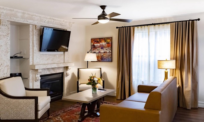 Las Vegas House | Newly Renovated Deluxe Condo Sleeps 4 - Free Shuttle To/From Strip, Outdoor Pool