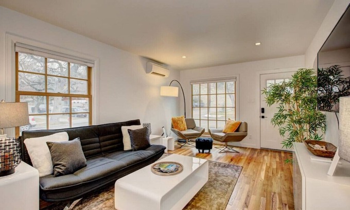North End Apartment | Newly Renovated in Hyde Park: Parking +Laundry