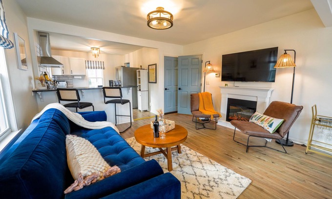 Tichigan House | Newly Renovated Lakefront Cottage, Peaceful, Cozy Modern Farmhouse ~Dog Friendly