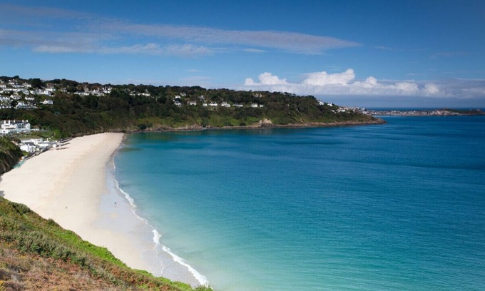 Carbis Bay House | Newly renovated modern 3 bed bungalow with HOT TUB! 5 minutes from St ives