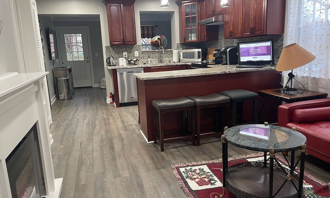 North Rosslyn House | Newly Renovated Modern & Cozy Townhome conveniently located in Rosslyn - Parking