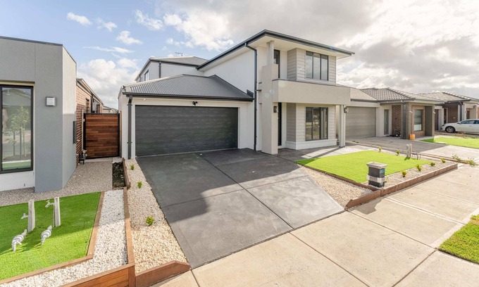 Tarneit House | Newly Renovated, Modern 5BR Holiday Home