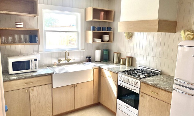 Austin Ave. House | Newly Renovated Modern Home w/gas fireplace- blocks from Magnolia Castle