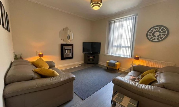 Hawick Apartment | Newly Renovated Oliver Apartment