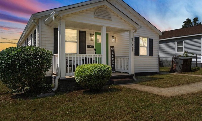 Charlotte House | Newly Renovated, Sleeps 9, Fire Pit & Games, 5 mins from Uptown Charlotte