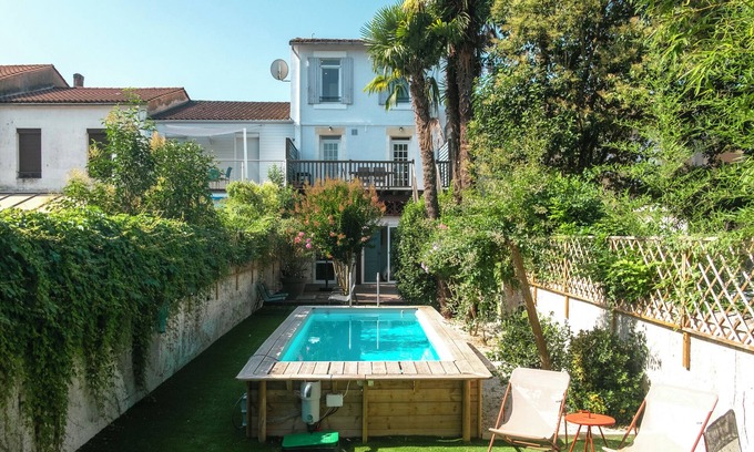 Bergerac House | Newly renovated three storey Townhouse with garden, pool and lovely sun terrace.