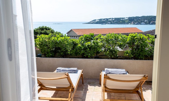Antibes Old Town House | Newly renovated townhouse w/garden and sea-view for 4 guests in old Antibes